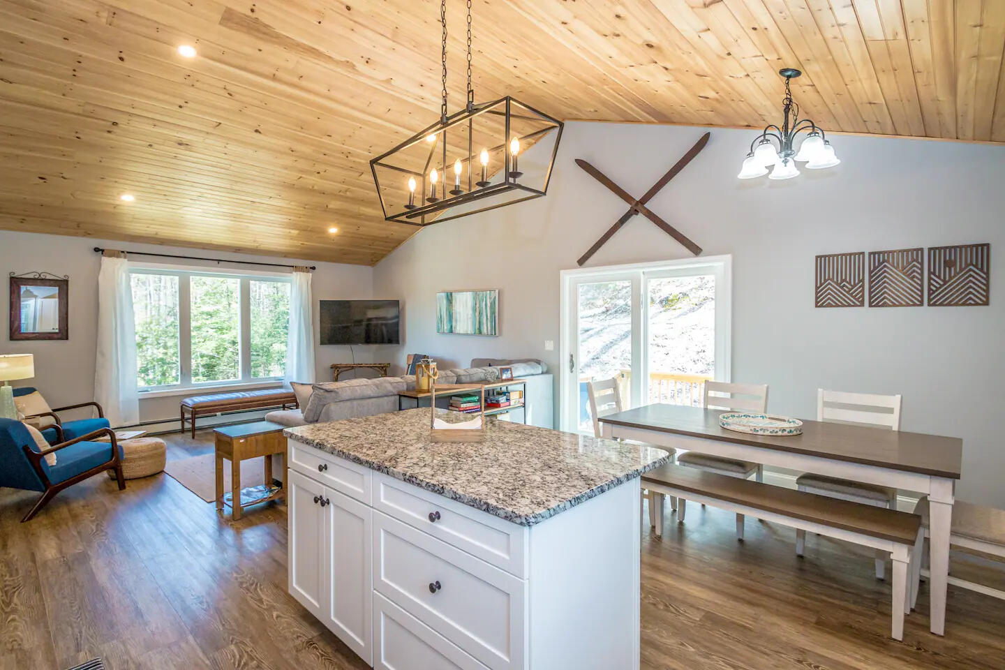 Conway Vacation House Living Room / Dining Room